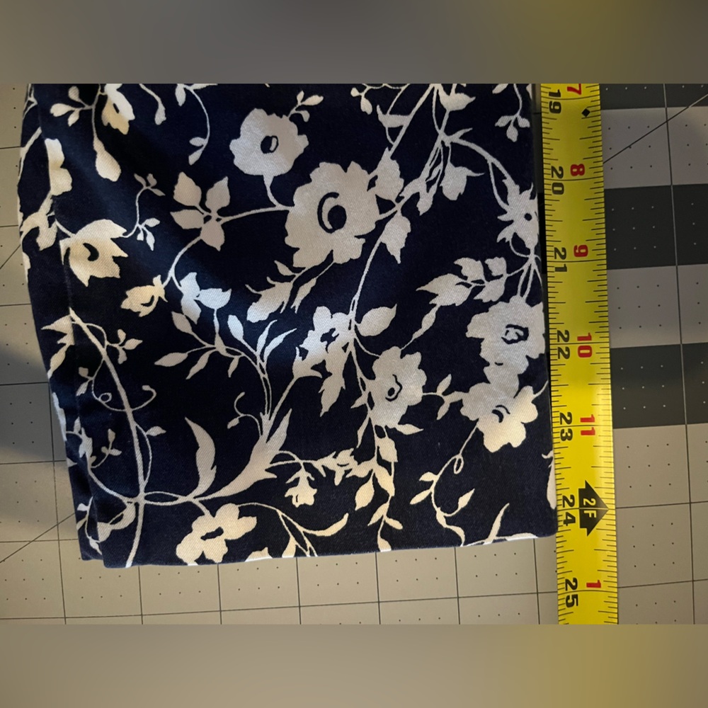 Talbots Cotton Blend Chatham Navy Floral Ankle Pants -8P- GUC - Picture 4 of 5